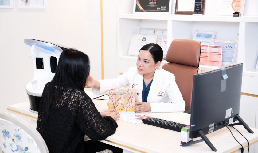 Thăm khám trực tiếp cùng Bác sĩ da liễu tại Lumira Clinic